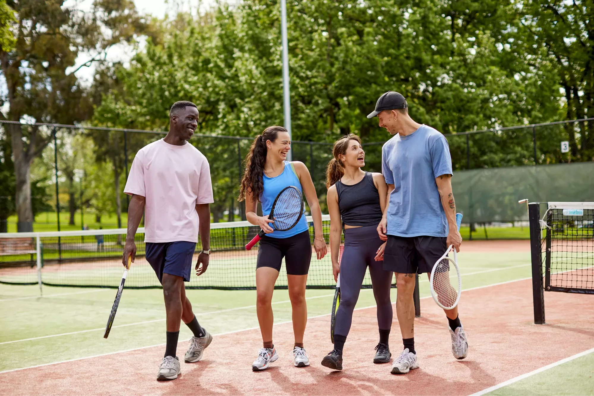 Begegnung auf einer Tennisanlage