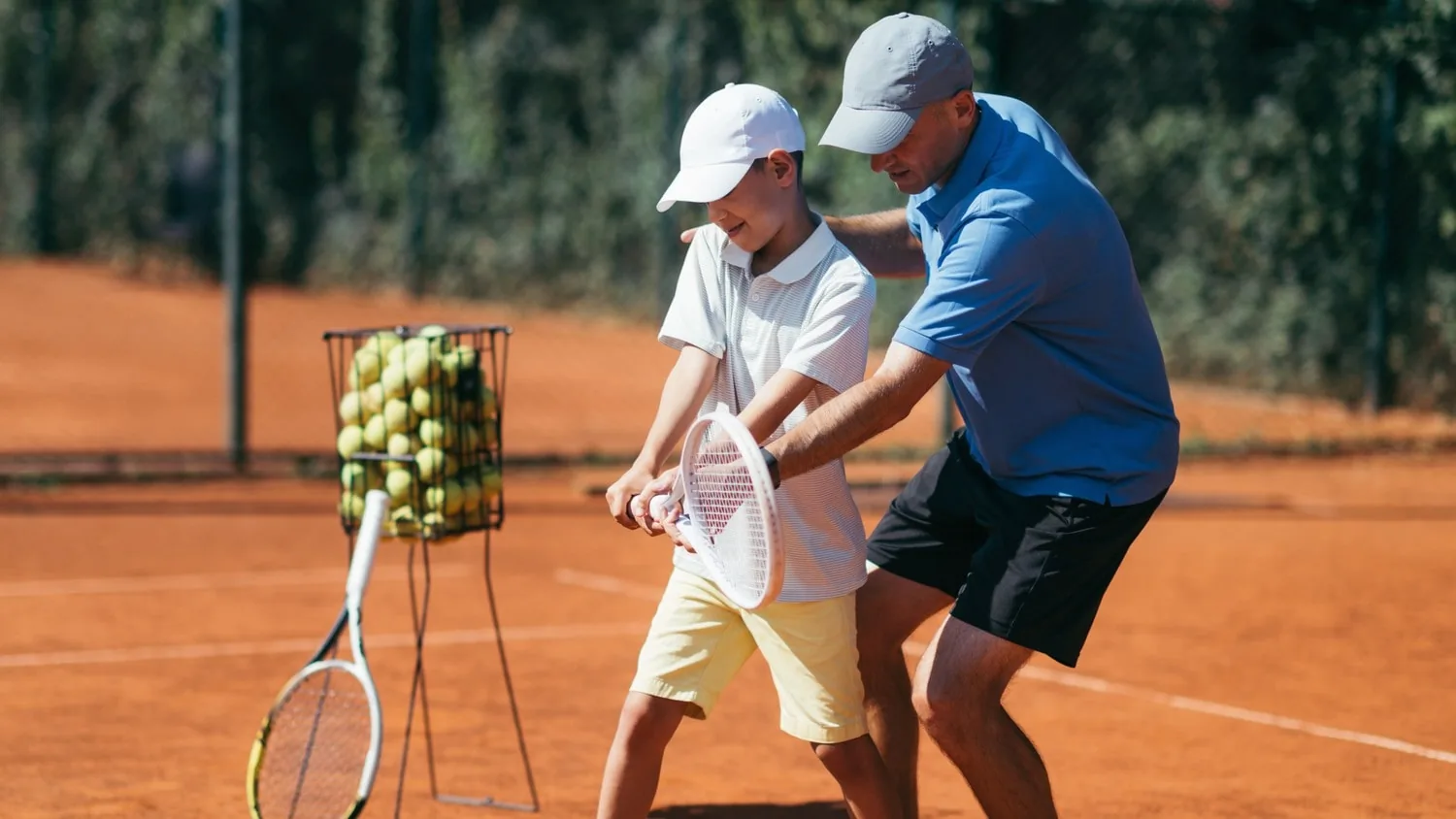 Tennisschlaeger und Platzlinie