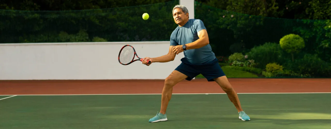 Tennisball auf einem Platz