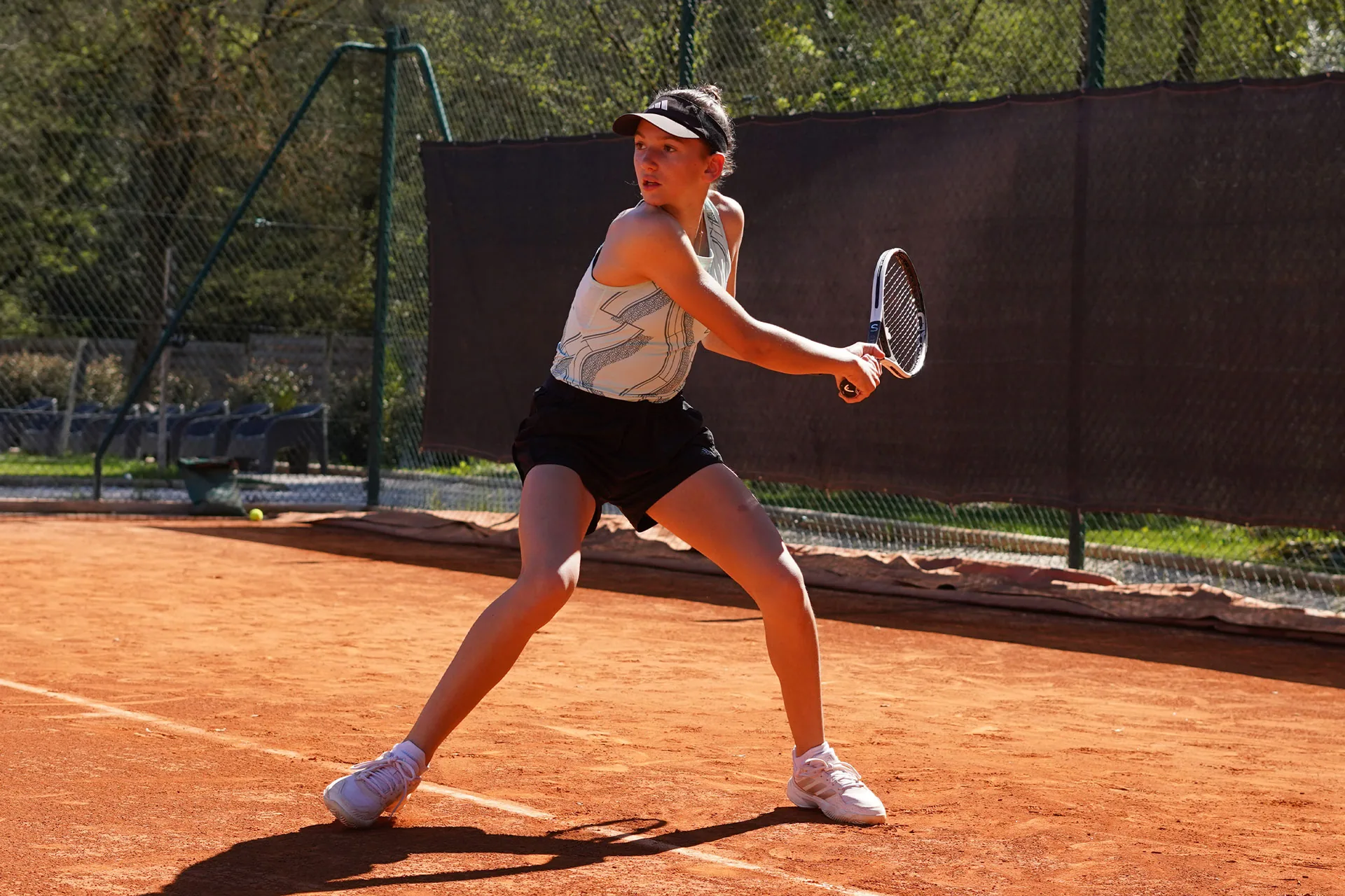 Tennisschlaeger und Platzlinie
