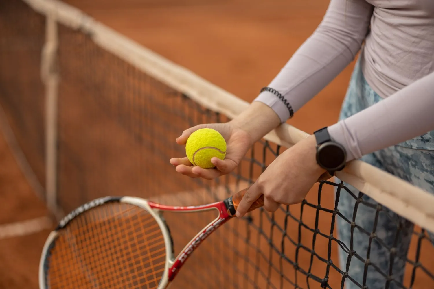 Tennistraining auf einem Aussenplatz