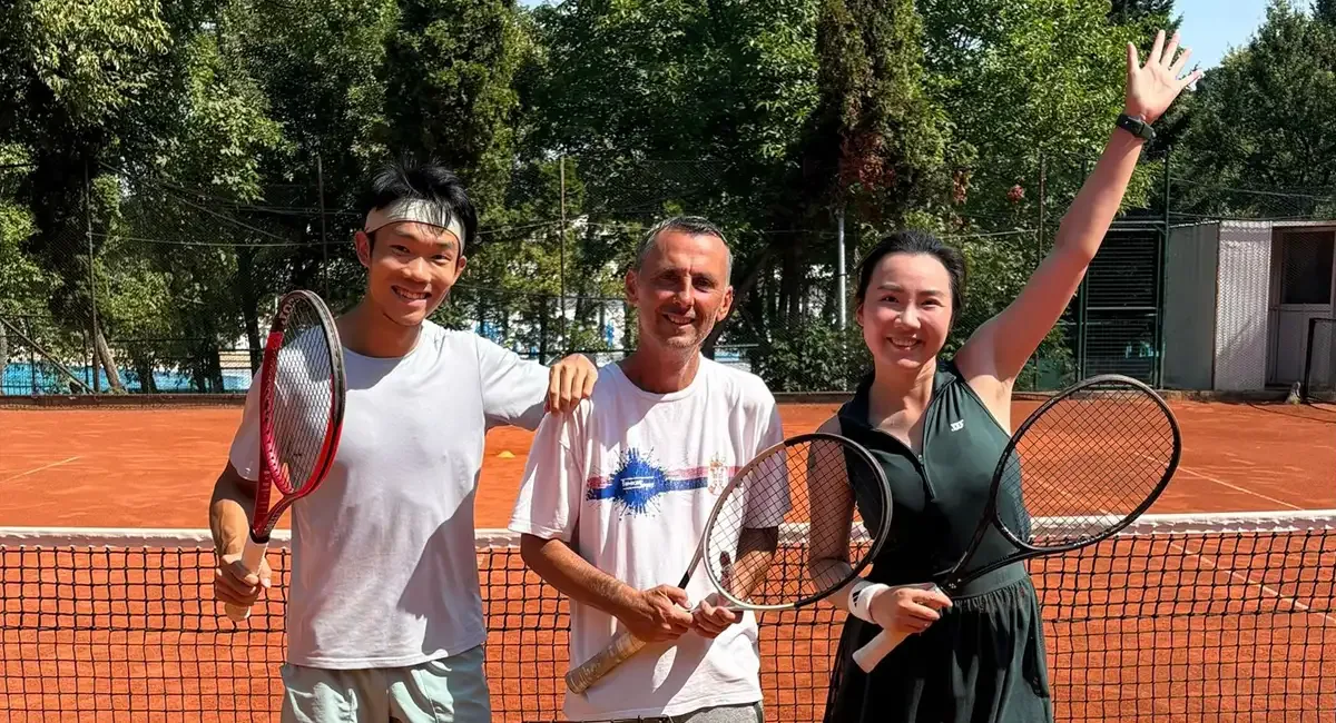 Erwachsene beim Tennistraining