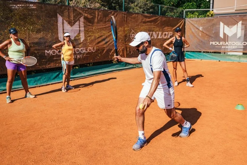 Menschen beim gemeinsamen Tennissport