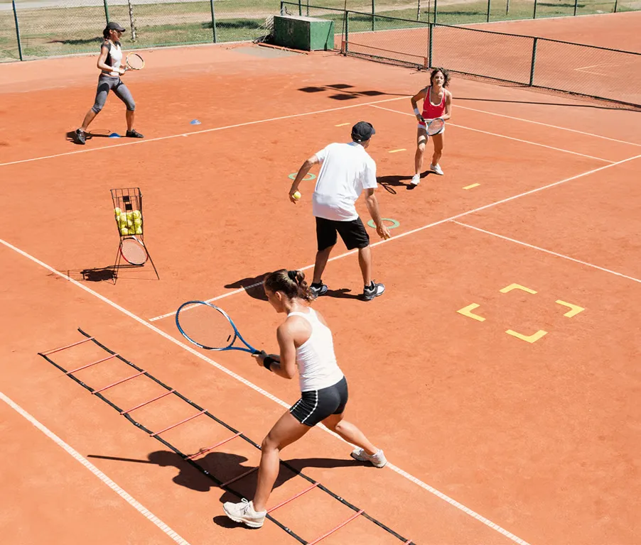 Tennisballwechsel waehrend eines Spiels