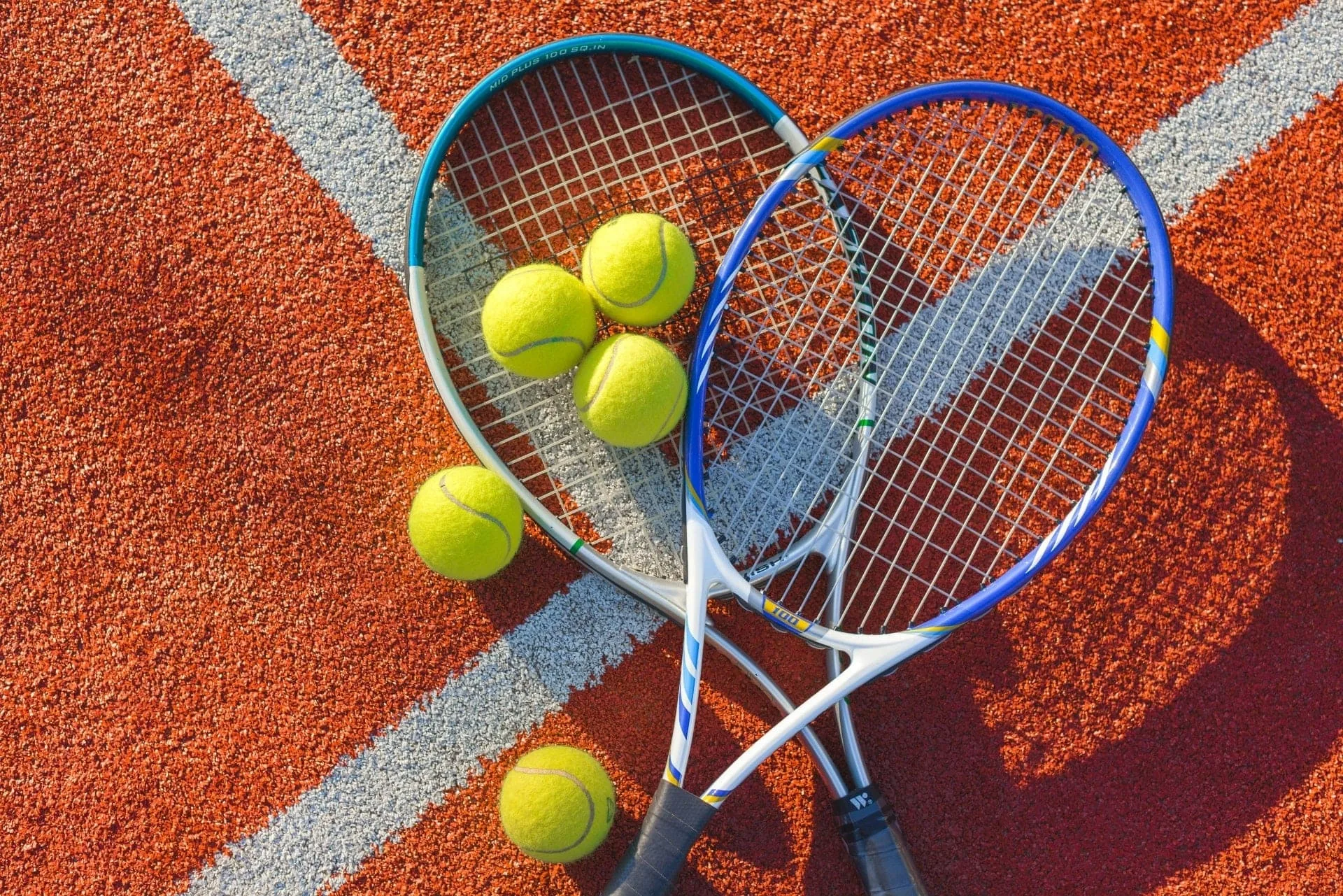 Tennisplatz im Morgenlicht