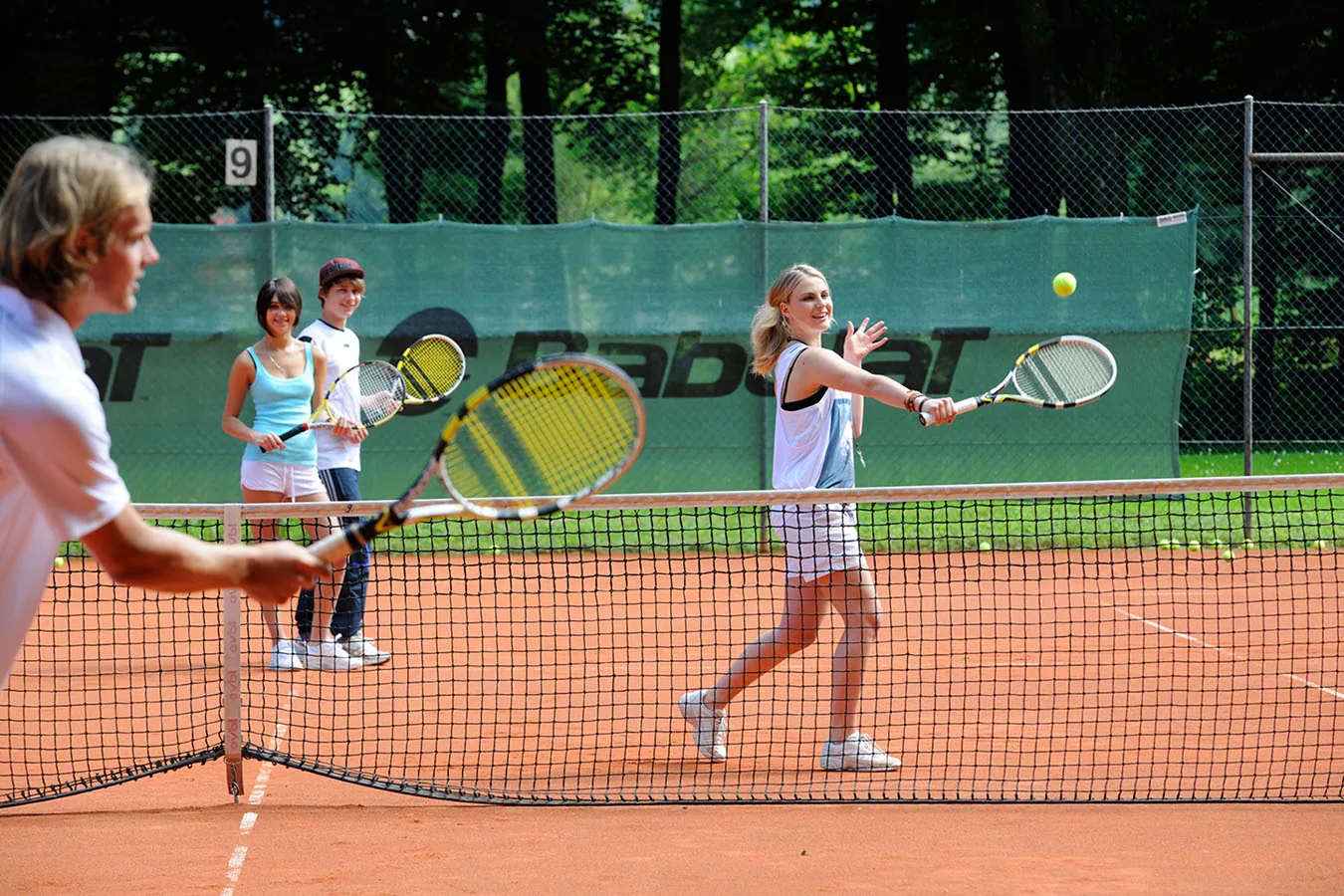 Tennistraining auf dem Platz